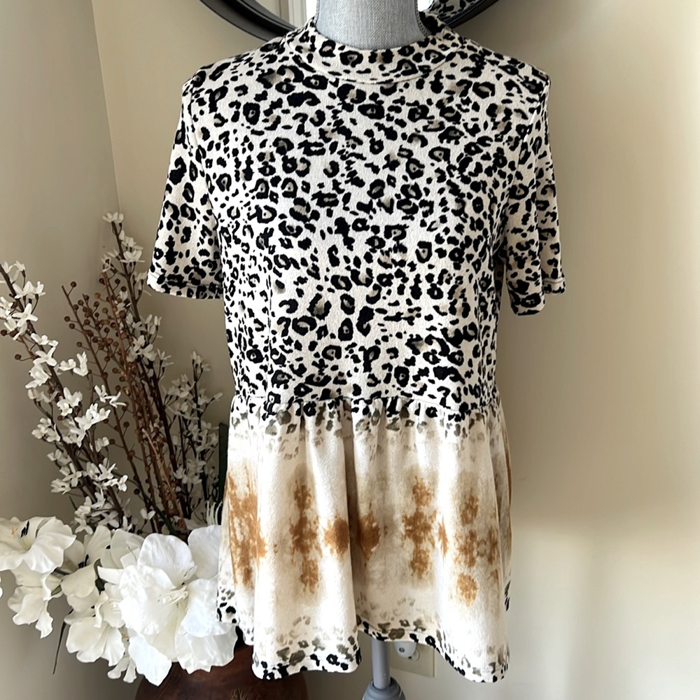 NWT Entro Leopard Print Short Sleeve Top.  Size Small